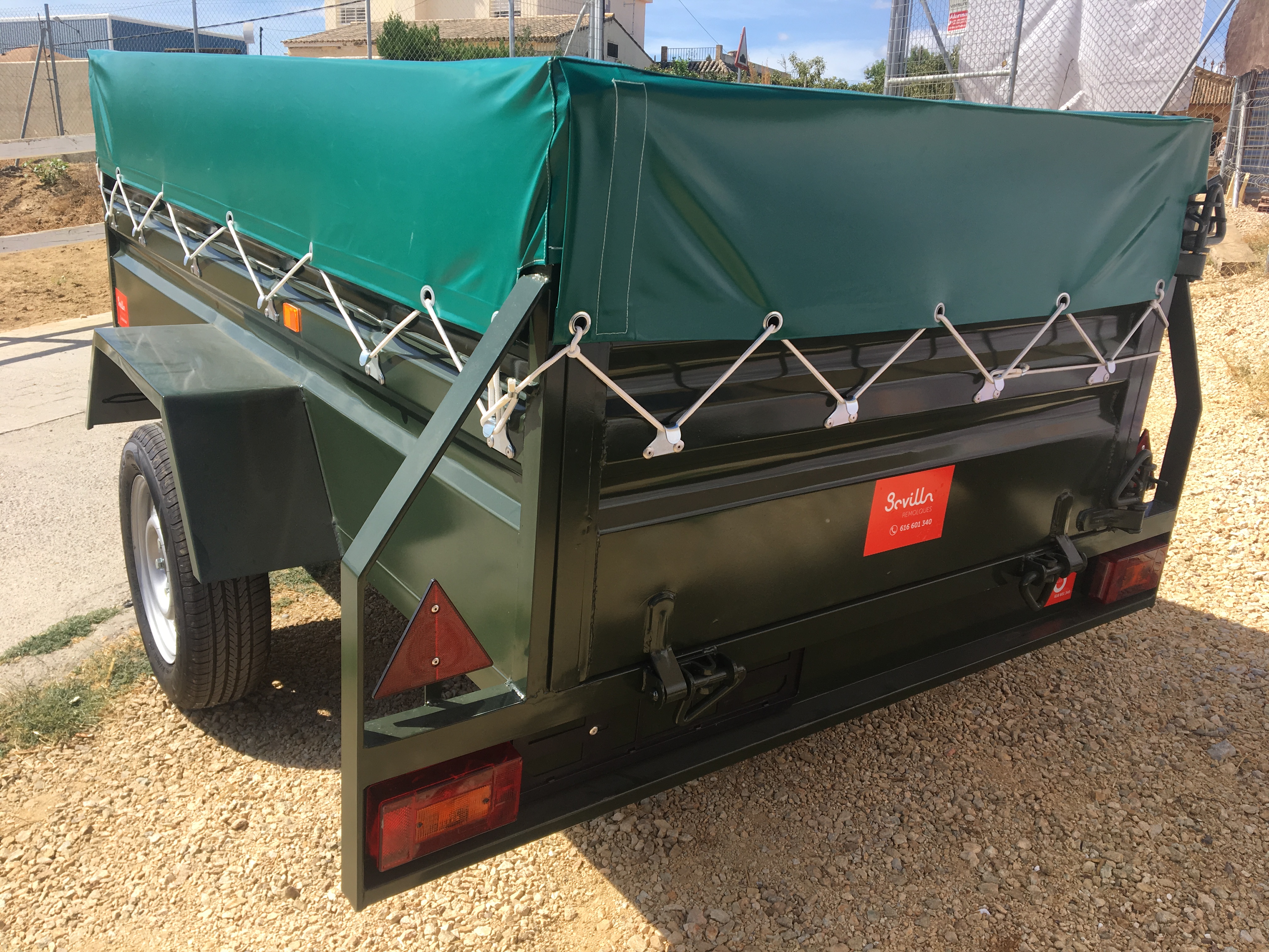 Remolque Del Coche Con El Toldo De La Lona Aislado En El Fondo