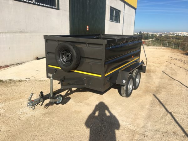 Tipo: Caja abierta. Modelo: Carga. Medidas: Desde 2.30m x 1.30 x 0.75 hasta 2 metros de alto. MMA: 750 kilos. Tara (aprox): 200 kilos. Ruedas: 165 70 R13. Cabestrante: Opcional. Lanza: Recta de 60 por 60 mm. Reforzada. Tipo de Cabezal: Semiautomático de 750 kilos. Ejes: 2 unidades de 750 kilos. Hasta 1800 kilos. Freno: Opcional +250 euros Rampas: Opcional. + 120 euros. Inst. eléctrica: 7 pines. Luces: freno, posición, intermitente, antiniebla trasero y gálibo. Material: Hierro soldado y pintado. Rueda de repuesto: Incluido. Rueda jokey: de 48 mm con brida. De 60 con brida +30 Euros. Barandillas: 0.18 m cuadrado. Cada unidad +35 Euros. Guardabarros: De hierro y opcional en fibra. Portamatriculas: Incluido. Seguridad: si, cabezal con llave opcional + 15 euros. Tipo de puerta: Abajo desmontable, lateral o doble hoja +40 Euros. Agarres interiores: Opcionales. + 15 euros und. Agarres exteriores: Incluido. Portatablero: Incluido. Posibilidad de financiación. Otras medidas, pesos consultad.