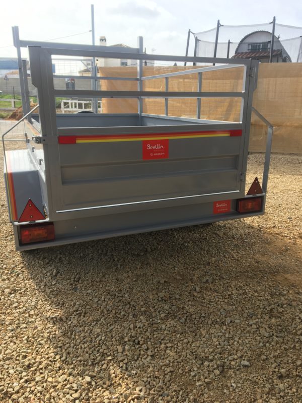 Tipo: Caja abierta. Modelo: Carga. Medidas: Desde 2.20m x 1.40 x 0.52. MMA: 750 kilos. Tara (aprox): 200 kilos. Ruedas: 165 70 R13. Cabestrante: Opcional. Lanza: Recta de 60 por 60 mm. Reforzada. Tipo de Cabezal: Semiautomático de 750 kilos. Ejes: 2 unidades de 750 kilos. Hasta 1800 kilos. Freno: Opcional +250 euros Rampas: Opcional. + 120 euros. Inst. eléctrica: 7 pines. Luces: freno, posición, intermitente, antiniebla trasero y gálibo. Material: Hierro soldado y pintado. Rueda de repuesto: Incluido. Rueda jokey: de 48 mm con brida. De 60 con brida +30 Euros. Barandillas: 0.18 m cuadrado. Cada unidad +35 Euros. Guardabarros: De hierro y opcional en fibra. Portamatriculas: Incluido. Seguridad: si, cabezal con llave opcional + 15 euros. Tipo de puerta: Abajo desmontable, lateral o doble hoja +40 Euros. Agarres interiores: Opcionales. + 15 euros und. Agarres exteriores: Incluido. Portatablero: Incluido. Posibilidad de financiación. Otras medidas, pesos consultad.