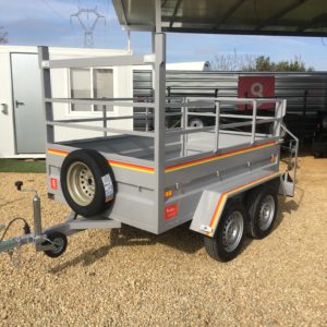 Tipo: Caja abierta. Modelo: Carga. Medidas: Desde 2.20m x 1.40 x 0.52. MMA: 750 kilos. Tara (aprox): 200 kilos. Ruedas: 165 70 R13. Cabestrante: Opcional. Lanza: Recta de 60 por 60 mm. Reforzada. Tipo de Cabezal: Semiautomático de 750 kilos. Ejes: 2 unidades de 750 kilos. Hasta 1800 kilos. Freno: Opcional +250 euros Rampas: Opcional. + 120 euros. Inst. eléctrica: 7 pines. Luces: freno, posición, intermitente, antiniebla trasero y gálibo. Material: Hierro soldado y pintado. Rueda de repuesto: Incluido. Rueda jokey: de 48 mm con brida. De 60 con brida +30 Euros. Barandillas: 0.18 m cuadrado. Cada unidad +35 Euros. Guardabarros: De hierro y opcional en fibra. Portamatriculas: Incluido. Seguridad: si, cabezal con llave opcional + 15 euros. Tipo de puerta: Abajo desmontable, lateral o doble hoja +40 Euros. Agarres interiores: Opcionales. + 15 euros und. Agarres exteriores: Incluido. Portatablero: Incluido. Posibilidad de financiación. Otras medidas, pesos consultad.